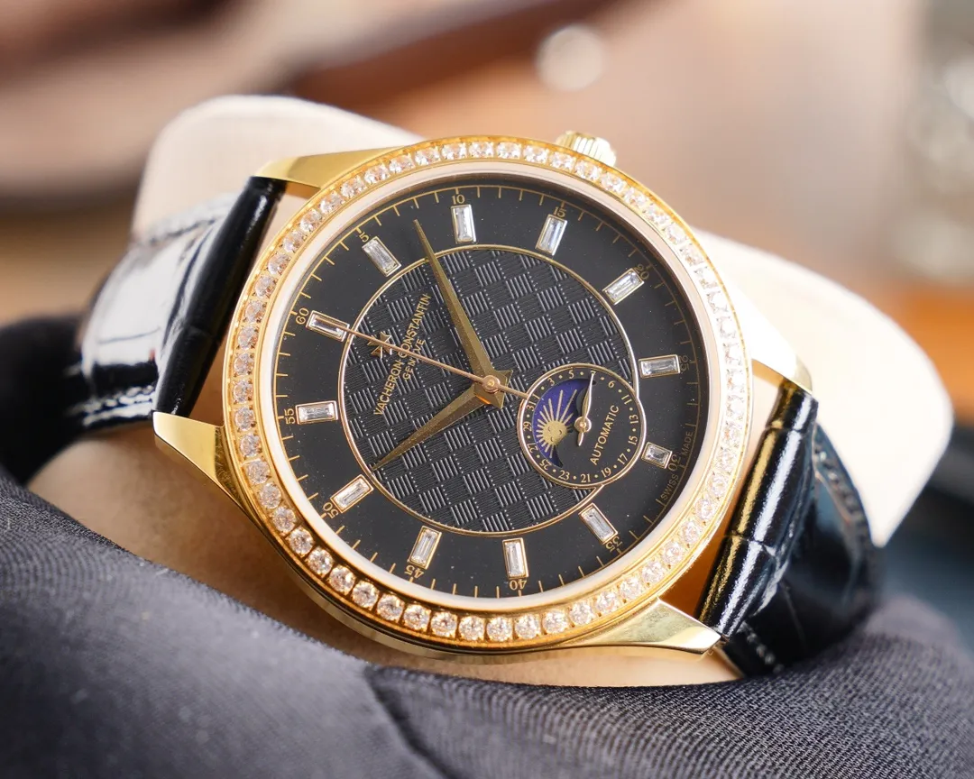 【Top Replica】💰4900! The new Vacheron Constantin 👫upgraded version of the true moon phase function watch series welcomes new members. The word is fashionable and high-end, using the unique Swiss ETA2824-2 special movement (zero repair), vibration frequency: 28800 oscillations per hour power reserve, sapphire glass, size 40x10mm, with Patek Philippe original pin buckle and steel strap, with super waterproof function, perfect harmony and beauty, your first choice 💑! !